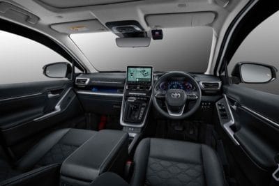 Interior dashboard Toyota Innova Zenix yang mewah dan modern untuk layanan rental mobil Bandung dengan driver dari Twins Rent Car.