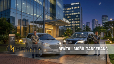 Dua supir profesional Menara Rent Car siap melayani rental mobil Tangerang dengan mobil silver & hitam di depan BSD Tower.